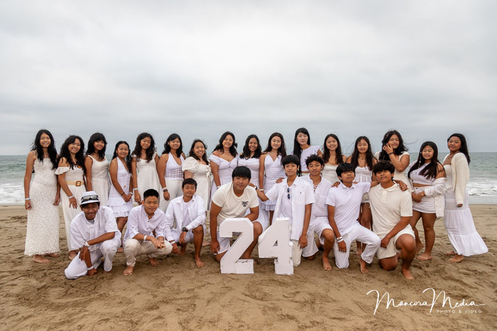 Foto grupal de promoción escolar en la arena, Punta Sal