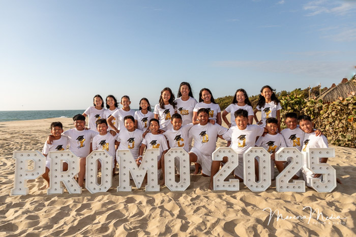 Promoción 2026 fotografiada en la playa de Punta Sal