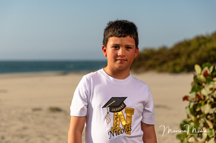 Retrato de alumno de promoción escolar en la playa