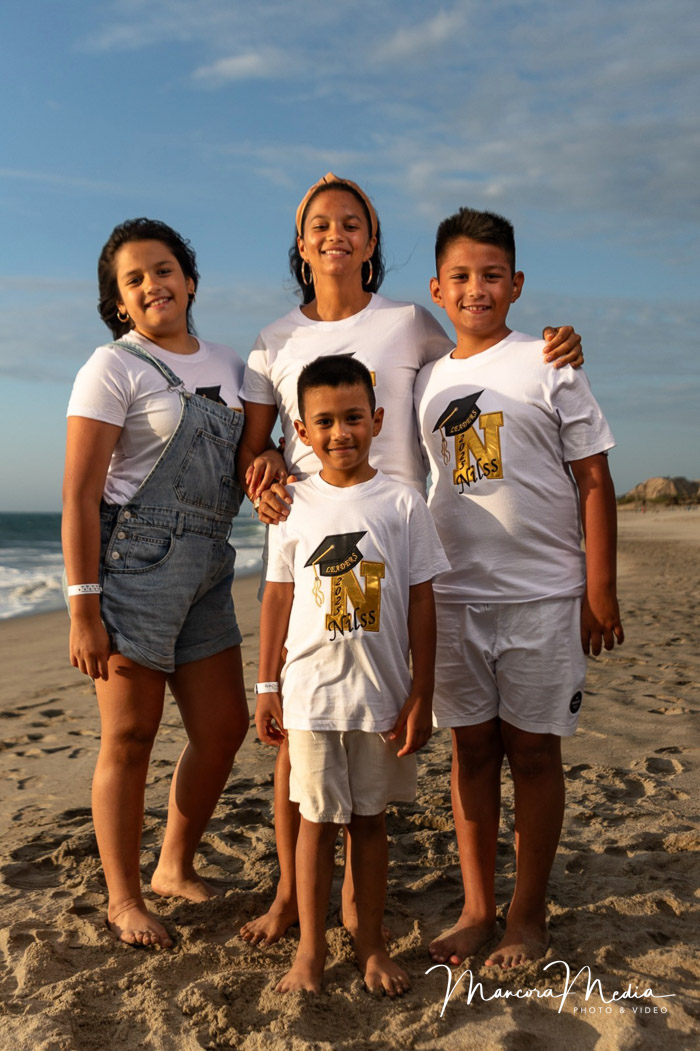Alumno de promoción con su familia en Punta Sal
