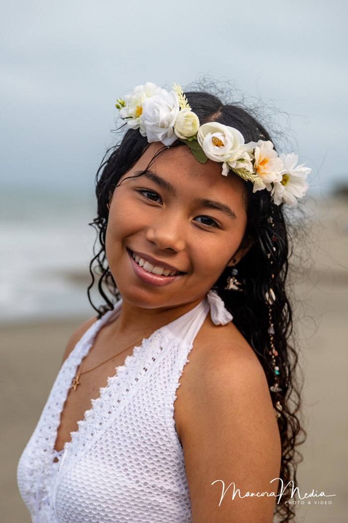 Fotografía de promoción escolar al atardecer en el norte del Perú