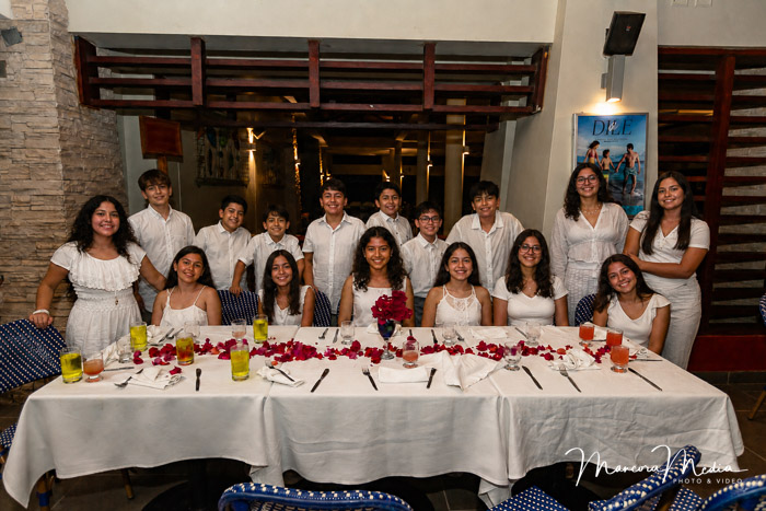 Cena de promoción escolar en un restaurante de Punta Sal