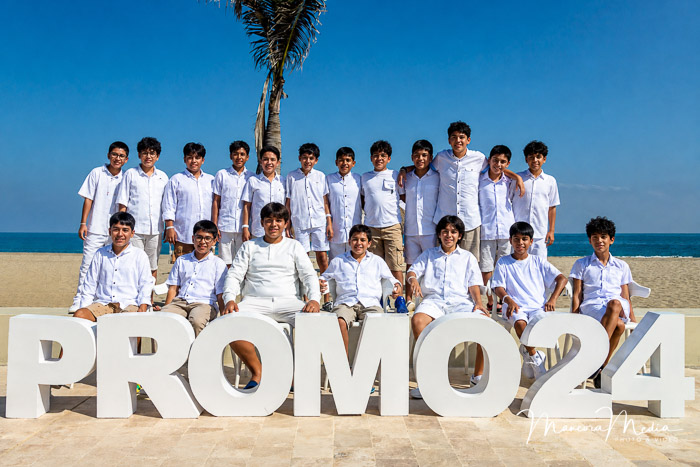 Alumnos de promoción posando frente al mar en Punta Sal