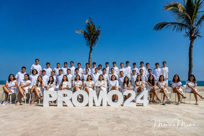 Foto grupal de toda la promoción escolar frente al mar en Punta Sal